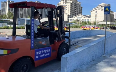 叉車司機實操教學現(xiàn)場二