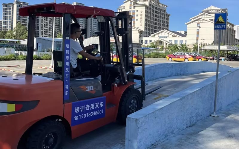 叉車司機(jī)實(shí)操教學(xué)現(xiàn)場(chǎng)二