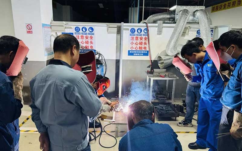 焊工實(shí)操教學(xué)現(xiàn)場(chǎng)一