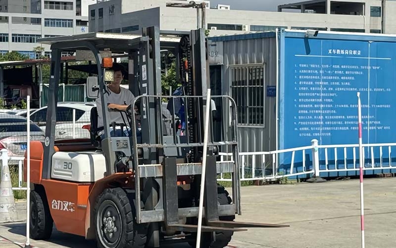 叉車(chē)司機(jī)考試現(xiàn)場(chǎng)一
