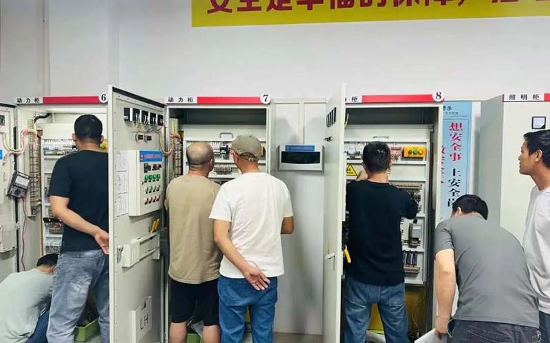 低壓電工實操教學(xué)現(xiàn)場二