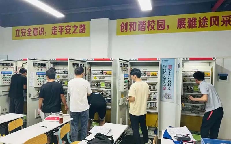 低壓電工實操教學(xué)現(xiàn)場一